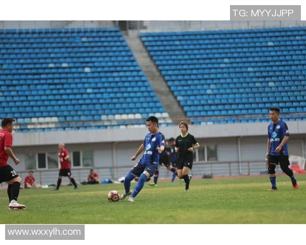 抽取足球场景动态卡，开启球星激情对决，重现精彩瞬间与无限可能